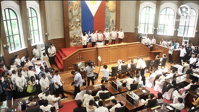 MANILA COUNCILORS. Thirty-six councilors of Manila also took their oath before Acting Senate President Jinggoy Estrada. 