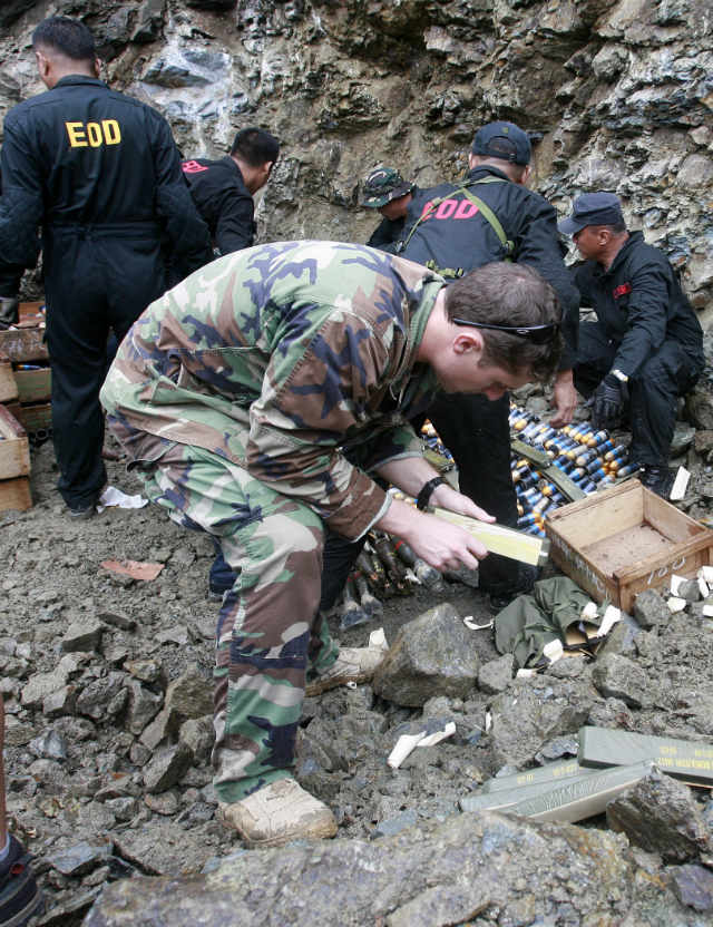 ANTI-TERROR TEAM. An Explosives Ordinance and Disposal personnel from US Joint Special Operations Task Force-Philippines (JSOTF-P) prepares pounds of C-4 explosives to detonate more than a ton of defaced and defective assorted rounds of ammunition in a mining site in the mountains of Sirawai town, Zamboanga del Norte province, southern Philippines on July 10, 2010. Photo by Laurenz Castilio/EPA