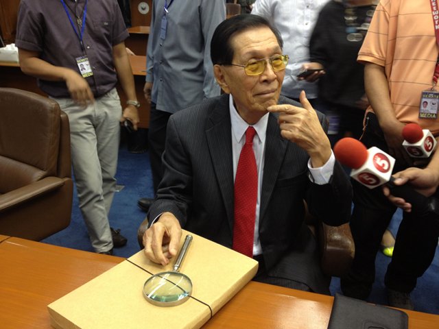MYSTERIOUS ENVELOPE. Enrile says this envelope is full of documents against Santiago but he will no longer reveal its contents. Photo by Ayee Macaraig/Rappler