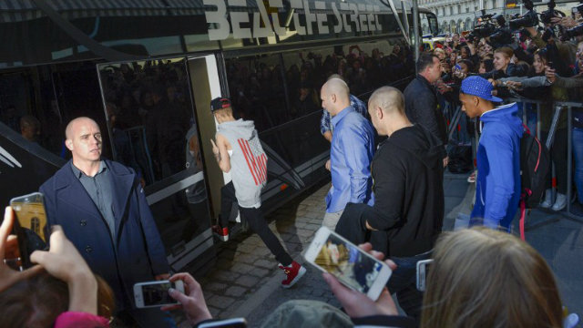 DRUGS ONBOARD. This file photo taken on April 23, 2013 shows Canadian singer Justin Bieber boarding his tour bus outside Grand Hotel for his concert that evening in Stockholm. Swedish police said on April 25 they had found a "small amount" of drugs on Canadian pop star Justin Bieber's tour bus while he was performing in Stockholm. AFP PHOTO/ Leo Sellen /SCANPIX SWEDEN