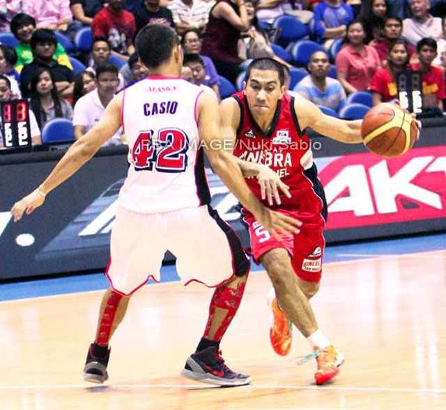 MARQUEE MATCHUP. Tenorio goes up against Casio. Photo by PBA Images/Nuki Sabio.