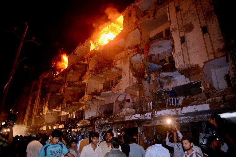 ATTACK IN KARACHI. People gather on the site of bomb blast in Karachi, Pakistan on March 3, 2013. AFP PHOTO/ASIF HASSAN