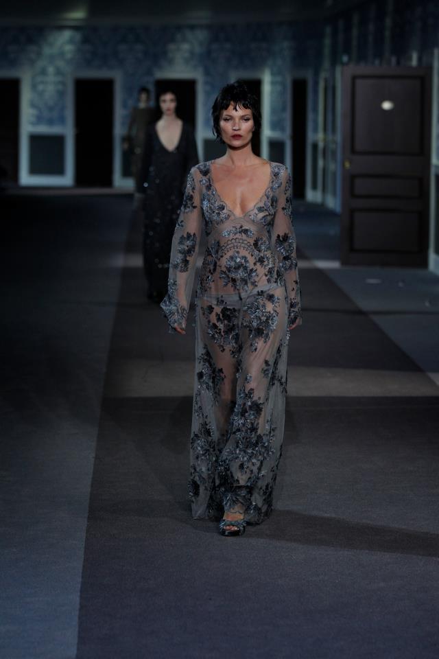 DECADENT GLAMOUR. KAte Moss oozes sex appeal at the Louis Vuitton show in Paris Fashion Week. Photo fromm Louis Vuitton Facebook page