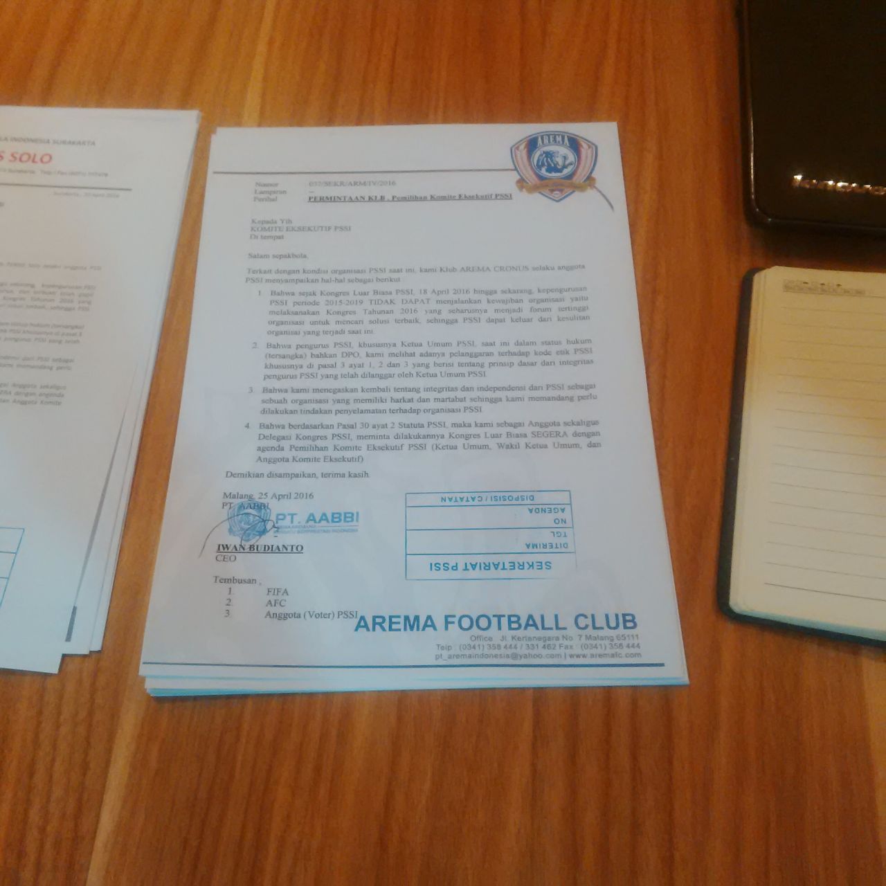 Salinan surat permintaan KLB untuk mengganti La Nyalla yang diteken CEO Arema Football Club Iwan Budianto. Foto: Mahmud Alexander/Rappler