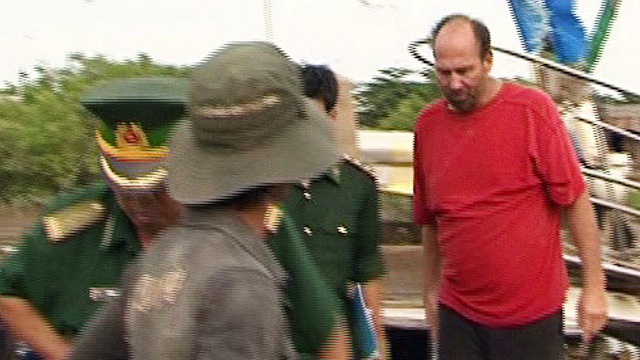 RESCUED. Putney (R) arrives at shore accompanied by Vietnamese officials. Photo courtesy of www.vietnamnet.vn