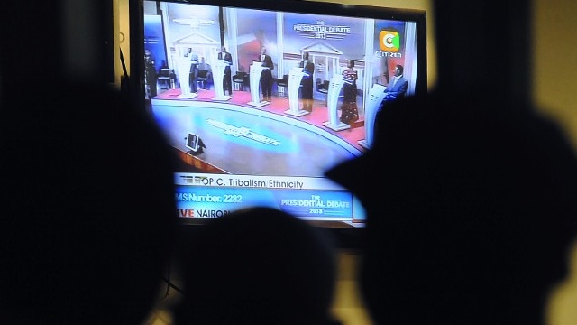 FIRST FACE-OFF. A group of Kenyans watch the first ever face-to-face presidential debate on February 11,2013 in Nairobi, as tensions mount ahead of polls next month, the first since bloody post-poll violence five years ago. AFP PHOTO/ SIMON MAINA
