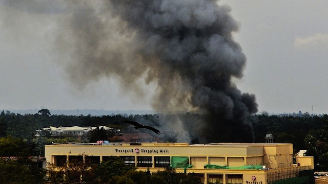 TARGET. Smoke rises from the Westgate mall in Nairobi on September 23, 2013. AFP / Carl de Souza