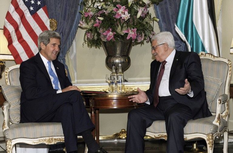 MEETING FOR PEACE. US Secretary of State John Kerry (L) meets with Palestinian Authority President Mahmud Abbas in London on September 8, 2013 to discuss the ongoing Israeli-Palestinian peace talks. AFP/Susan Walsh/Pool