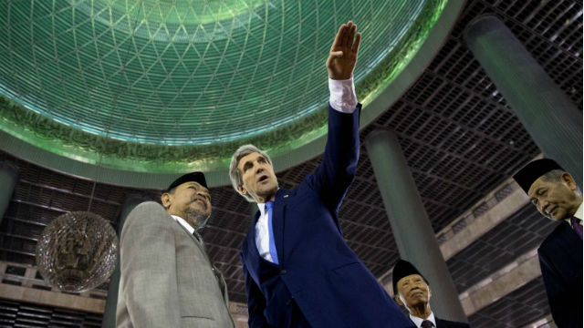 US-INDONESIA RELATIONS. US Secretary of State John Kerry tours the Istiqlal Mosque with Grand Imam K.H. Ali Mustafa Yaqub in Jakarta. Photo from Agence France-Presse