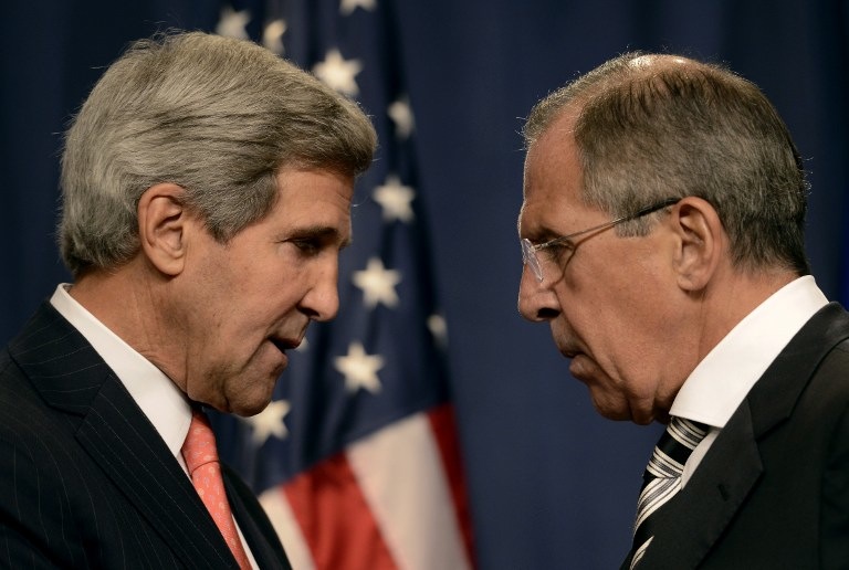IN AGREEMENT. US Secretary of State John Kerry (L) speaks with Russian Foreign Minister Sergey Lavrov (R) before a press conference in Geneva on September 14, 2013 after they met for talks on Syria's chemical weapons. AFP/Philippe Desmazes