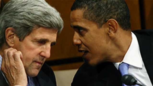GOOD RELATIONSHIP. US President Barack Obama (R) chats with Senator John Kerry in a file photo from Kerry's official website