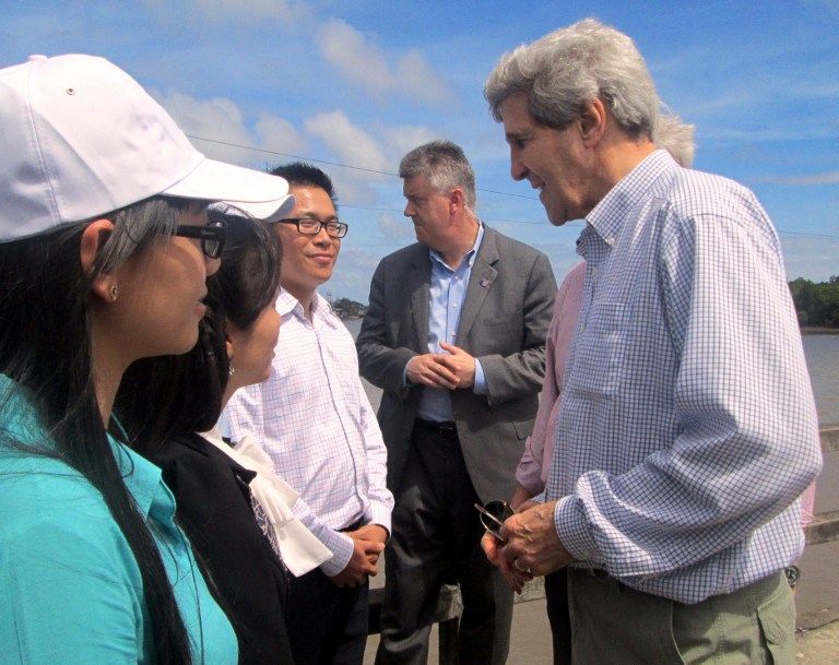 BACK IN VIETNAM. Visiting US State Secretary John Kerry (R) talks with local students during a visit to Kien Vang village in the southern province of Ca Mau, along the Mekong River Delta, on December 15, 2013. AFP/Vietnam News Agency