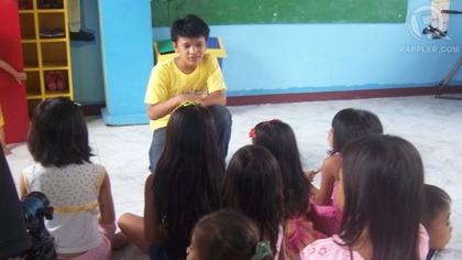TEACHER. Kesz gathers younger kids and helps keep them away from harm. Photo by Julienne Joven