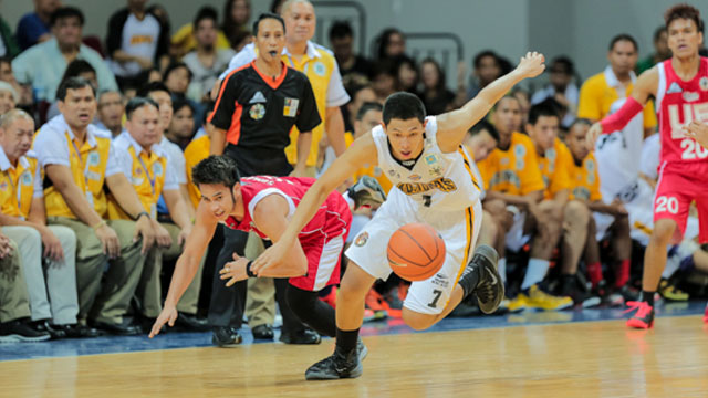 CHASING #3. Ferrer and the Tigers successfully copped their 3rd win. Photo by Rappler/Mark Marcaida.