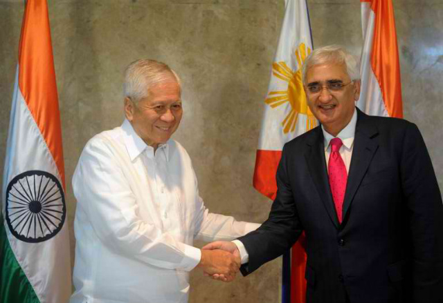 PH'S PARTNER. Philippine Foreign Secretary Albert del Rosario meets with Indian Foreign Minister Salman Khurshid at the DFA on Oct 18. Photo by Noel Celis/AFP
