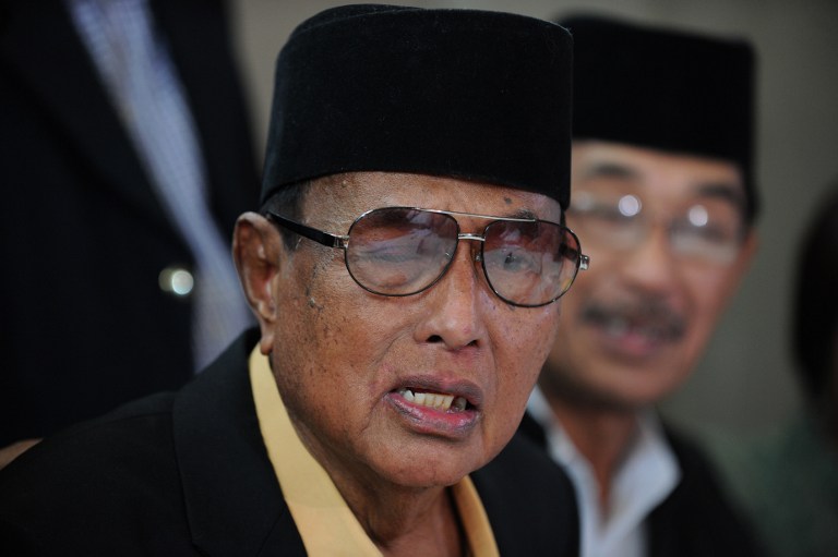 SULU'S 'SULTAN.' Jamalul Kiram III (C) at his home in Manila on March 7, 2013. AFP file / Jay Directo