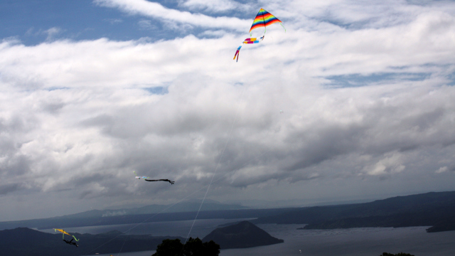 FLIGHT. Is there a place for kites in the age of technology? Photo from Abby P. Aranzamendez