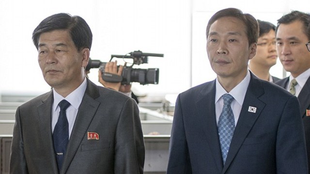 COLLAPSED TALKS. North Korea and South Korea fail to agree on the reopening of the Kaesong industrial estate, blaming each other for the breakdown of negotiations. North Korea's chief delegate Pak Chol-Su (L) walks with his South Korean counterpart Kim Ki-Woong (R) before a sixth round of talks at the Kaesong industrial complex in North Korea on July 25, 2013. AFP/Korea pool 