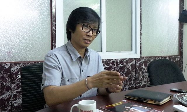 'WE'RE STUCK.' Kyaw Zwa Moe, editor of the English edition of newsmagazine Irrawaddy, says reforms in his country are stuck and uncertain. Photo by Rappler/Ayee Macaraig, 2013 SEAPA Fellow