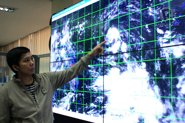 CLOSE WATCH. Pagasa senior weather forecaster Connie Rose Dadivas points the location and direction of tropical depression Labuyo. Photo by Rappler/Raffy Taboy