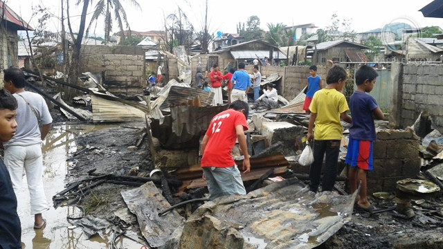 BLAZE. At least 45 families are affected by the fire. Photo by Richard Falcatan/Rappler