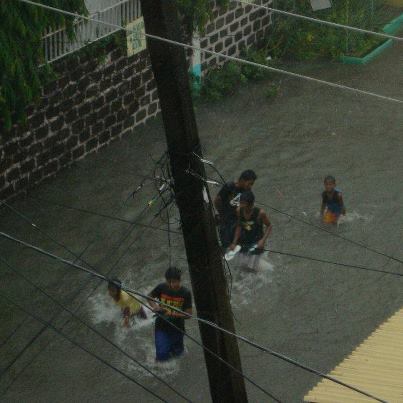 EFEK DINDO.  Jalan-jalan masih terendam banjir di daerah yang terkena dampak seperti Laoag.  Foto milik Cynthia Pedro-Victorino
