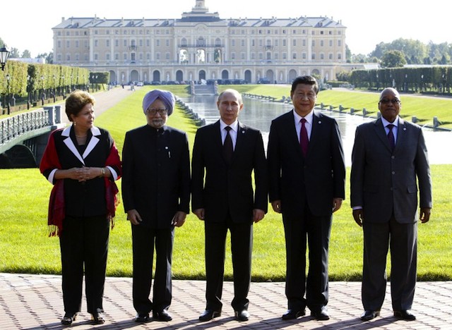 TOP OF THE BRICS. The leaders of the BRICS economies pose for a photo at the G20 summit in Saint Petersburg, Russia, 5 September 2013. From L-R: Pres. Dilma Rousseff (Brazil), PM Manmohan Singh (India), Pres. Vladimir Putin (Russia), Pres. Xi Jinping (China), and Pres. Jacob Zuma (South Africa). AFP/Sergei Karpukhin