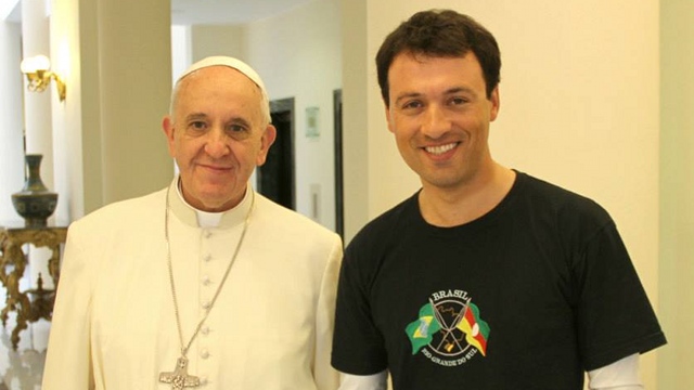 ‘POPE PLAN.’ Leandro Martins, who is on a world bike tour, gets his wish to meet Pope Francis. Photo courtesy of Leandro Martins