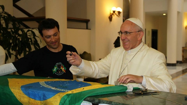 POPE'S AUTOGRAPH. Leandro Martins gets Pope Francis to sign his Brazilian flag. Photo courtesy of Leandro Martins