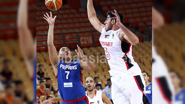 LEE-THAL FLOATER. Paul Lee (L) of Gilas Pilipinas throws up a floater over a Jordanian player. File photo from fibaasia.net