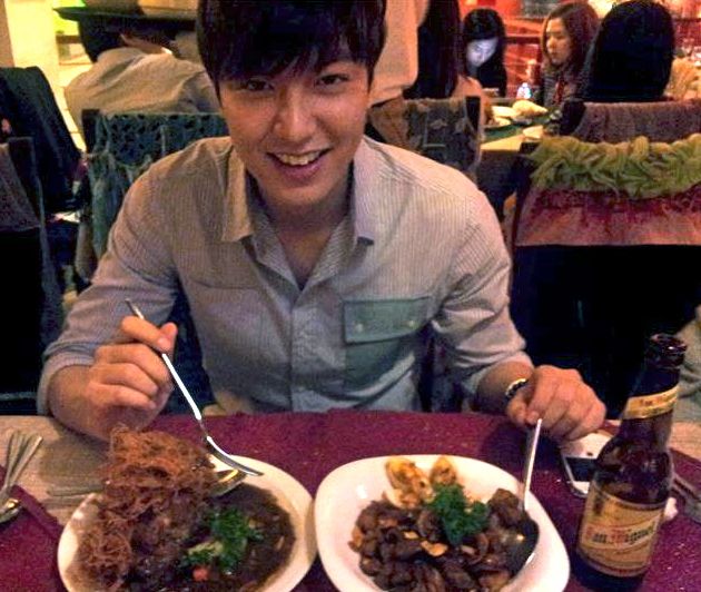 'MASARAB!' Lee Min Ho posted this photo of himself in his Facebook page, enjoying the Pinoy adobo