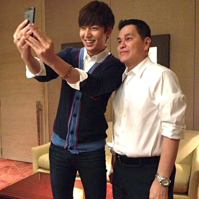 SELF-PORTRAIT WITH BC. Lee Min Ho borrows Ben Chan's iPhone and flips the cam so he could take their photo together. Photo from Karen Jardenil's Facebook page