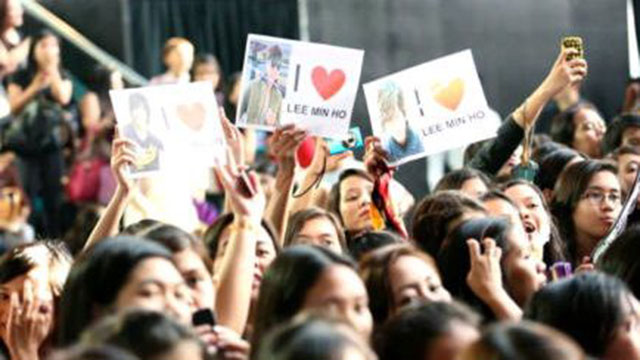 TWEETED BY @HARAN_G: Fans who came to see Lee Min Ho at the SM North EDSA Skydome