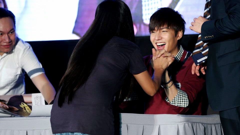 FROM THE SM SKYDOME FACEBOOK PAGE: A lucky fans gets to hold hands with the smiling Lee Min Ho
