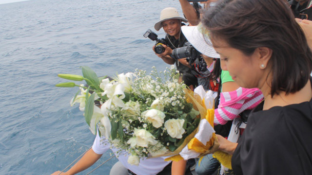 REMEMBER JESSE. Camarines Sur Rep Leni Robredo lays white flowers at the site of a plane crash where her husband and two others perished to commemorate his 1st death anniversary. Photo by Raffy Magno/Rappler