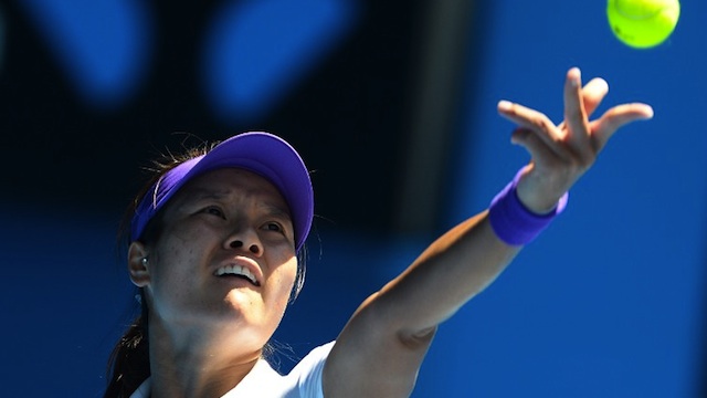 China's Li Na serves against Russia's Maria Sharapova during their women's singles semi-final match on day 11 of the Australian Open tennis tournament in Melbourne on January 24, 2013. AFP PHOTO / WILLIAM WEST 