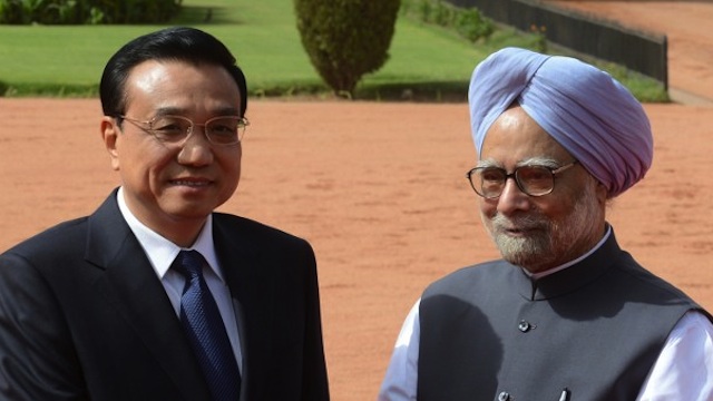 LI IN INDIA. Chinese Premier Li Keqiang (L) shakes hands with Indian Prime Minister Manmohan Singh during an official welcoming ceremony at Rashtrapati Bhavan - The Presidential Palace in New Delhi on May 20, 2013. AFP PHOTO/RAVEENDRAN