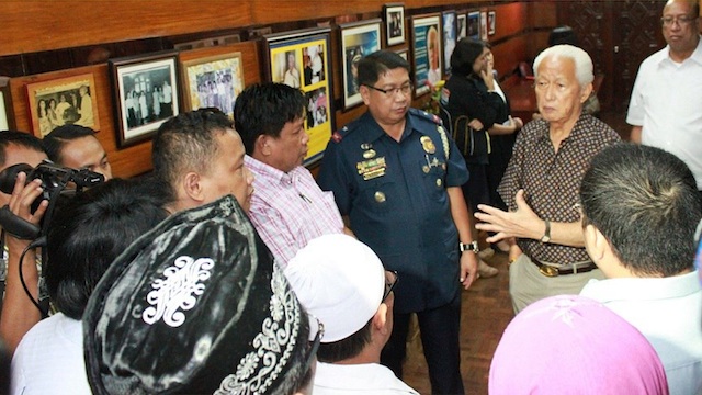 LIM TELLS MUSLIM LEADERS that "Innocence of Muslims" will be banned in Manila. Photo from Lim's official Facebook page