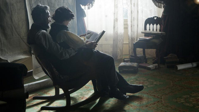 HANDS-ON DAD. 'Lincoln' reveals that the American president dealt with family problems while fighting to abolish slavery. Photo from the 'Lincoln' Facebook page