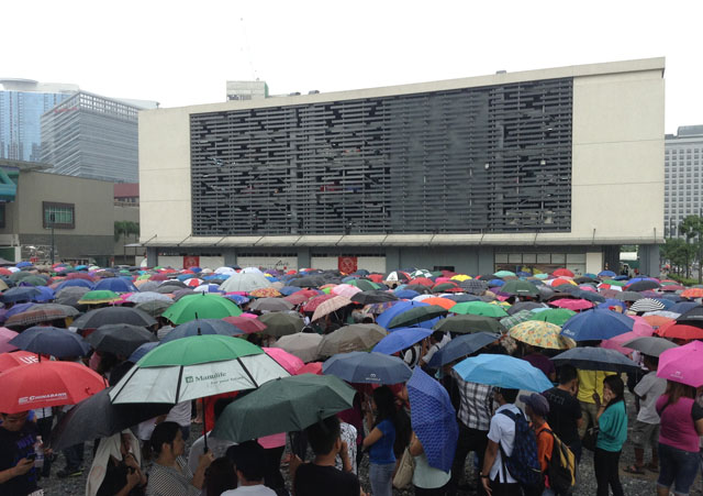 RAIN OR SHINE. Fans locked to line up for tickets whatever the weather is. Photo by Rappler/Alexx Esponga.
