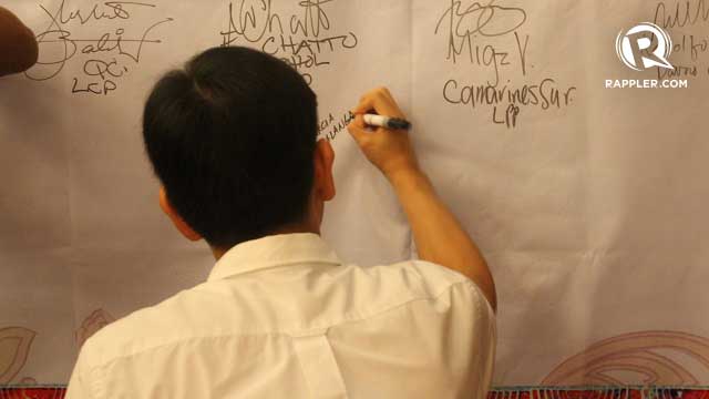 COMMITMENT. A mayor affixes his signature after pledging. Photo by Jee Geronimo/Rappler