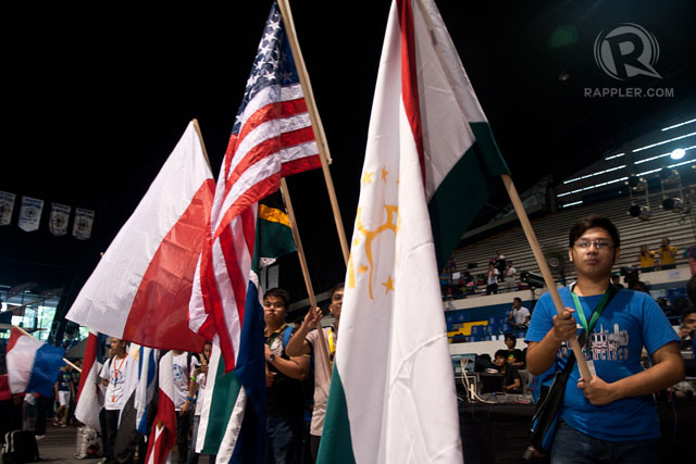 YOUTH VOICE. Young Catholic pilgrims carry different national flags at the opening of the Local World Youth Day (WYD) celebration organized by the Diocese of Cubao at the Ateneo de Manila University. 
