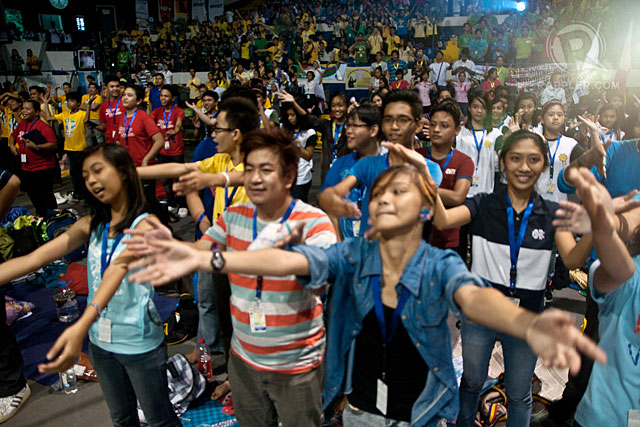 PRAISE. Participants sing praises to God during the local WYD celebration inside the Blue Eagle Gym of the Ateneo de Manila University.