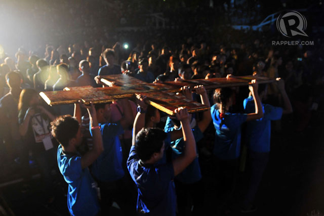 UNITY. Young people carry the Diocesan Pilgrim Cross of Cubao during the opening of the local World Youth Day celebration. Around 5,000 youth from different dioceses in Metro Manila attend the gathering for Catholics who were not able to experience the ongoing international event in Rio de Janeiro, Brazil. All photos by Roy Lagarde