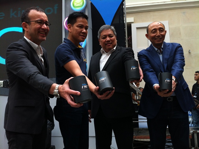 ALL FOR LTE. PLDT's president Napoleon Nazareno (far right) and Smart's head of the wireless consumer division Noel C. Lorenzana (far left) are all smiles at the launch of their LTE network. Photo by Katherine Visconti.
