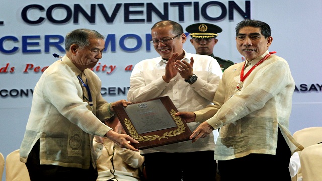 WARNING. President Benigno Aquino III warns tax-evading Chinese businessmen to pay taxes in a convention of the Federation of Filipino-Chinese Chambers of Commerce and Industry Inc (FFCCCII) where tycoon Lucio Tan (left) is Chair Emeritus. Photo from Malacanang