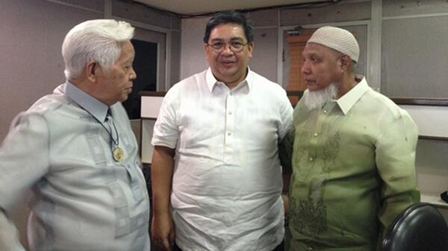 NEW COMMISSIONER. Luie Guia (center) meets poll chief Sixto Brillantes Jr (left) and commissioner Elias Yusoph (right) after his appointment. Photo from Brillantes' Twitter account