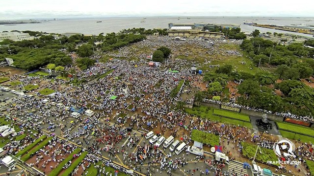 #MILLIONPEOPLEMARCH: Throngs of people troop to Luneta Park Monday to call for the abolition of the pork barrel. Photo by Paulo Alcazaren