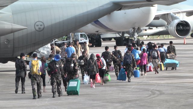 TACLOBAN-BOUND. Relief workers, soldiers and families of relatives board a flight at the Mactan Airbase bound for Tacloban. Photo by Franz Lopez/Rappler