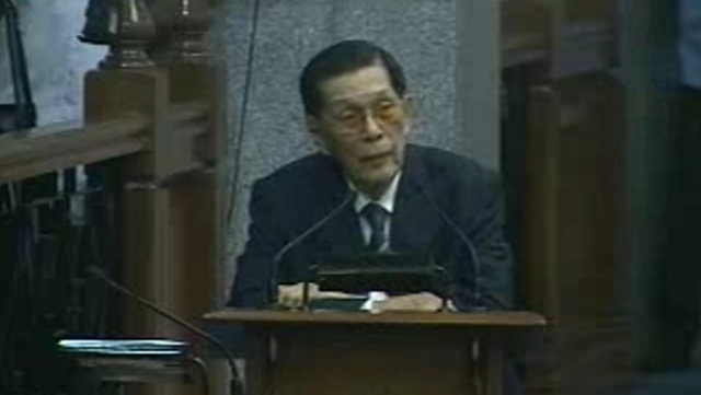 'FRAUD, COWARD.' Senate President Juan Ponce Enrile blasts Senator Trillanes after he accused him of being an Arroyo lackey. Enrile said Trillanes was a coward for walking out. Screenshot from Senate livestream
